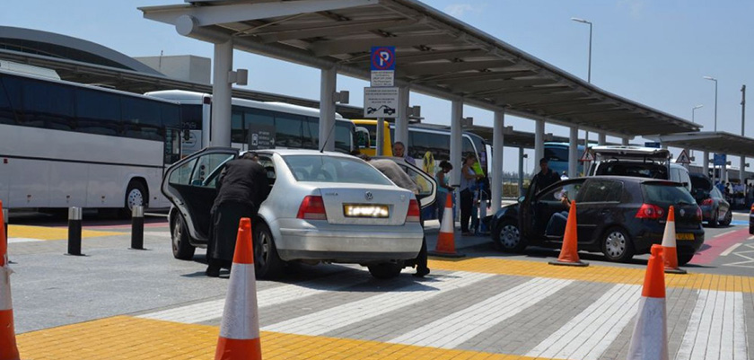 Водители такси грозят заблокировать аэропорт Ларнаки | CypLIVE