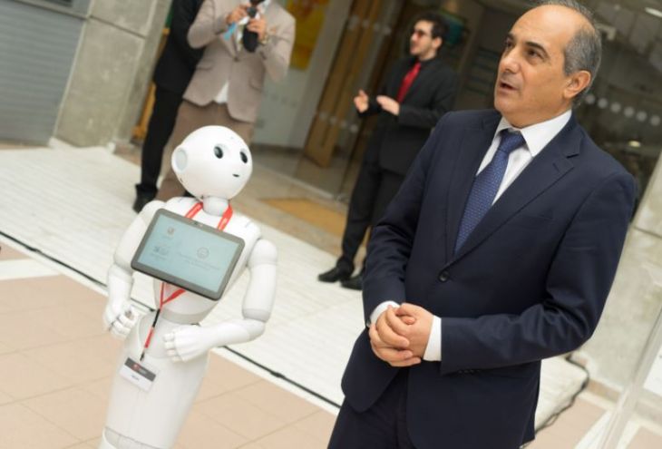 Робот Ники попросил главу парламента Кипра разработать и принять закон о роботах