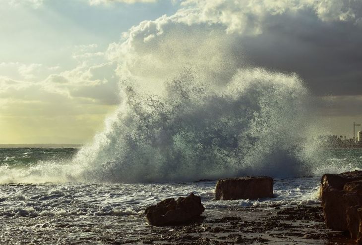 Из-за сильного ветра в Айя-Напе не выпускают суда в море 