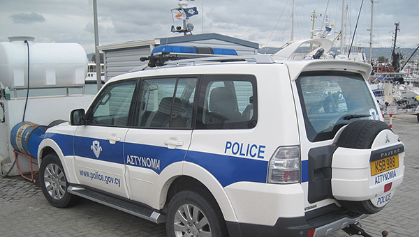 Полиция Кипра начала штрафовать пляжников за незаконную парковку | CypLIVE
