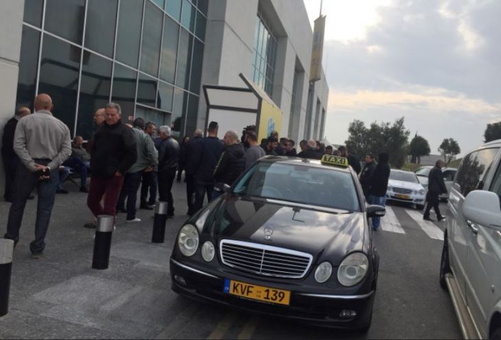 Таксисты грозят заблокировать аэропорт Ларнаки