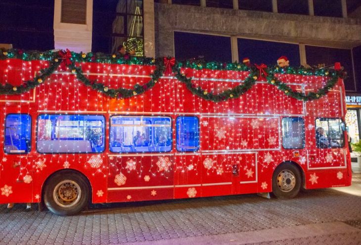 Автобус с кипрским Дедом Морозом забросали камнями и попытались сжечь 