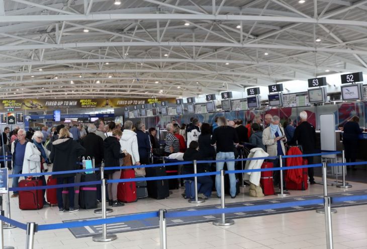 Как сократить очереди в аэропортах Кипра? Минтранспорта решило создать отдельные кабинки на паспортном контроле для граждан Великобритании
