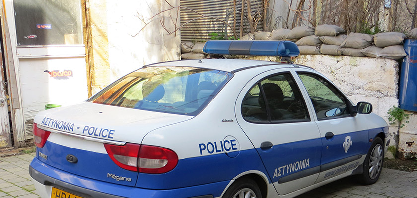 Двое молодых людей с оружием пытались скрыться от полиции Кипра | CypLIVE