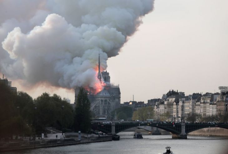 Обрушились шпиль и кровля собора Парижской Богоматери (10 фото) 