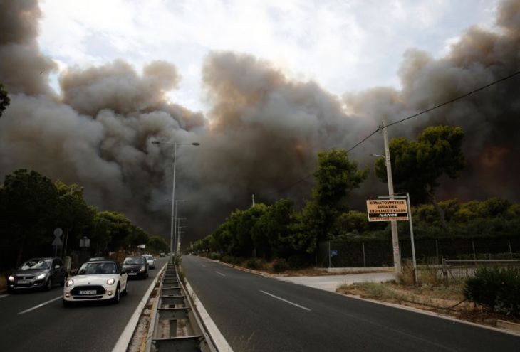 Из-за огромного лесного пожара в Греции под угрозой авиасообщение Кипра с Афинами 