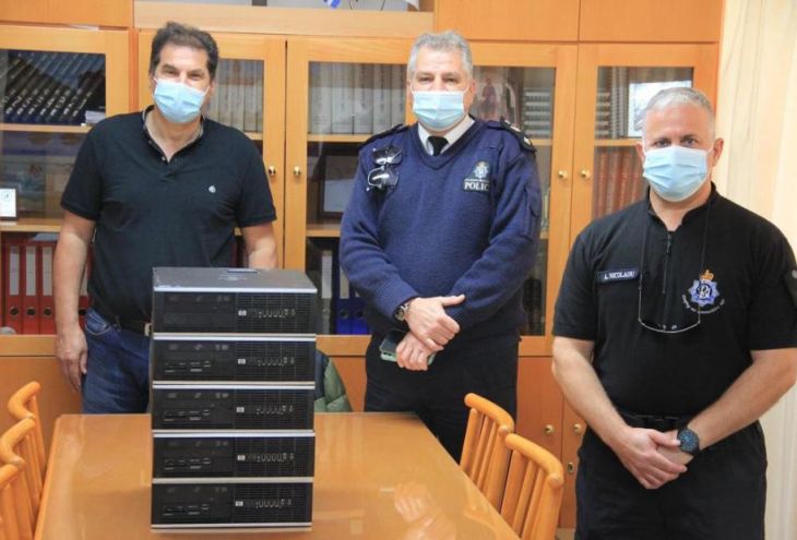 Полиция Декелии подарила школам конфискованные у любителей азартных игр компьютеры 