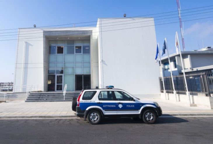 В Пафосе арестована 28-летняя женщина, платившая украденной у туриста банковской картой 