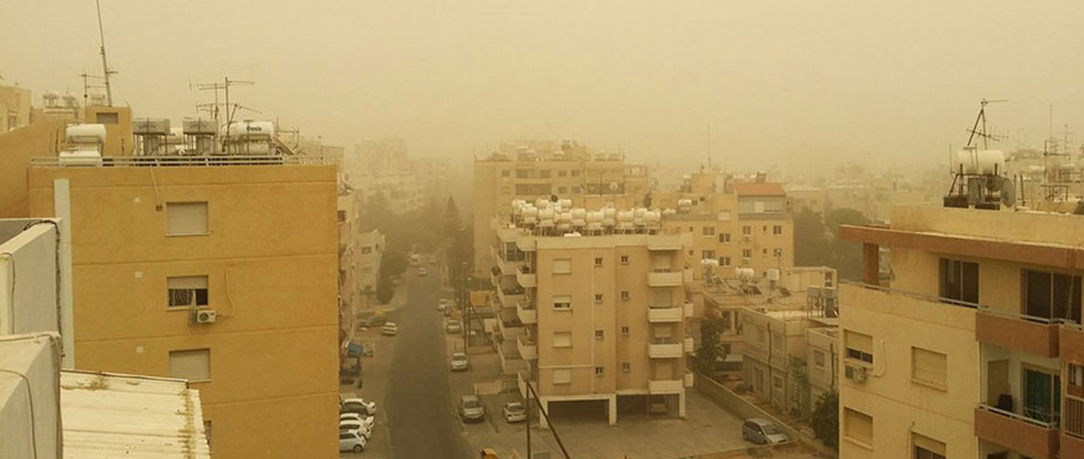 На остров идут пыльные облака из Северной Африки