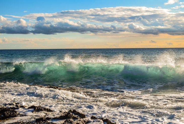 Кипрский полицейский спас эстонского туриста, начавшего тонуть в бурном море 