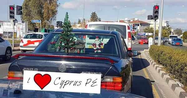 Елка в Мерседесе - жители Кипра к Рождеству готовы (фото)