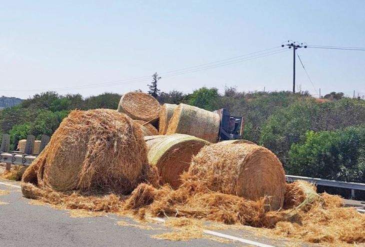 На шоссе Лимассол — Никосия опрокинулся грузовик с сеном
