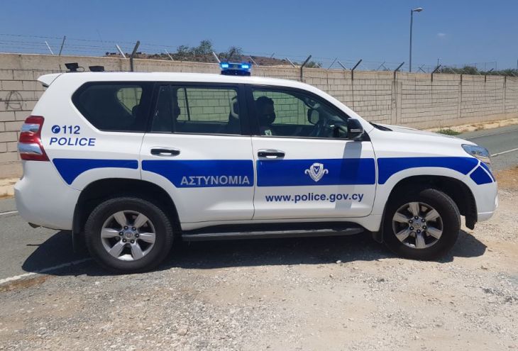 На Кипре объявлен в розыск 32-летний иностранец. Он сбежал в наручниках из движущегося автомобиля полиции 