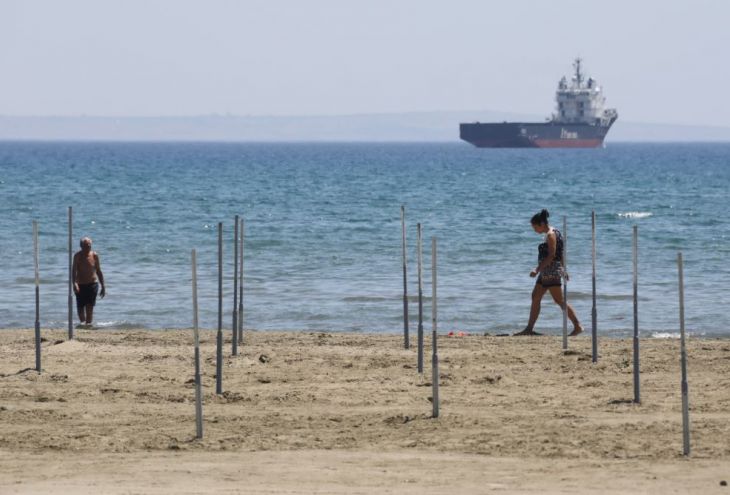 В воскресенье полиция Кипра оштрафовала 49 пляжников и арестовала четырех 