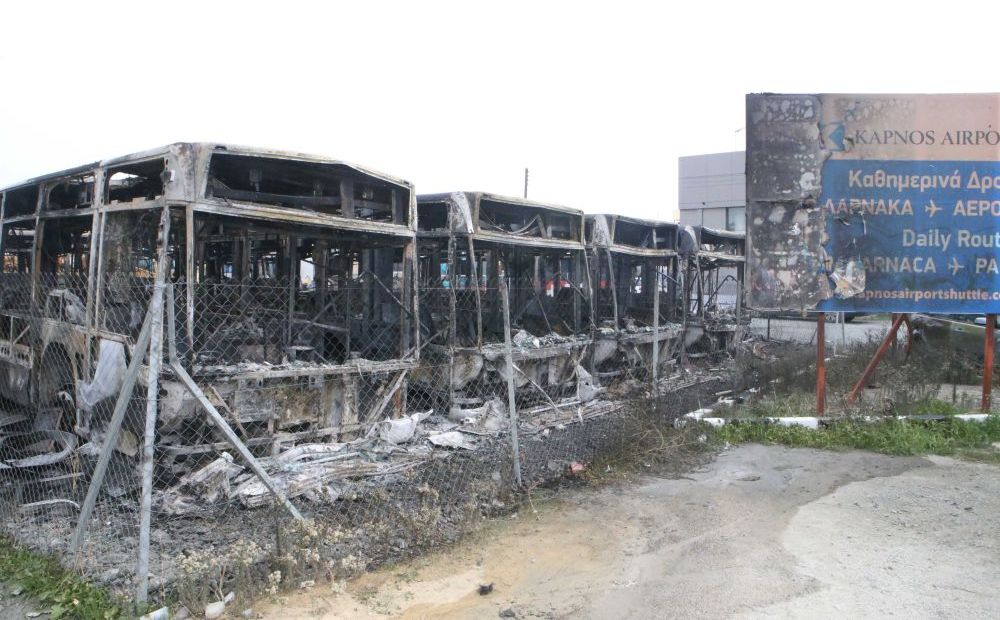Конкуренция или вандализм: в Ларнаке сожгли 8 автобусов - Вестник Кипра