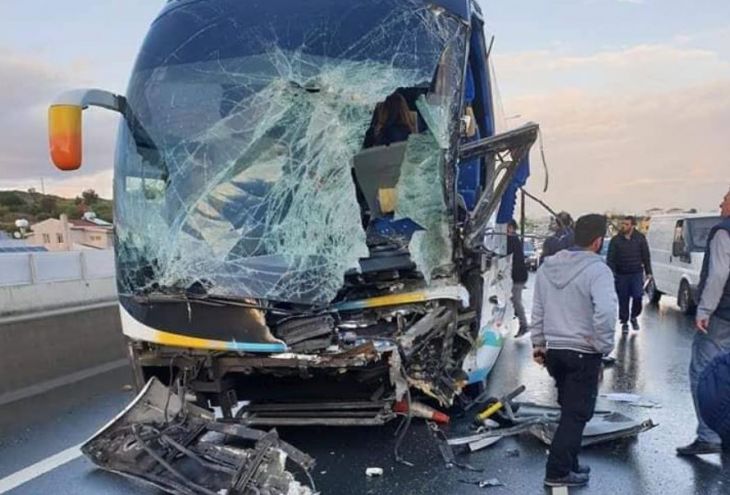 Автобус со школьниками врезался в ограждение шоссе Лимассол — Пафос 