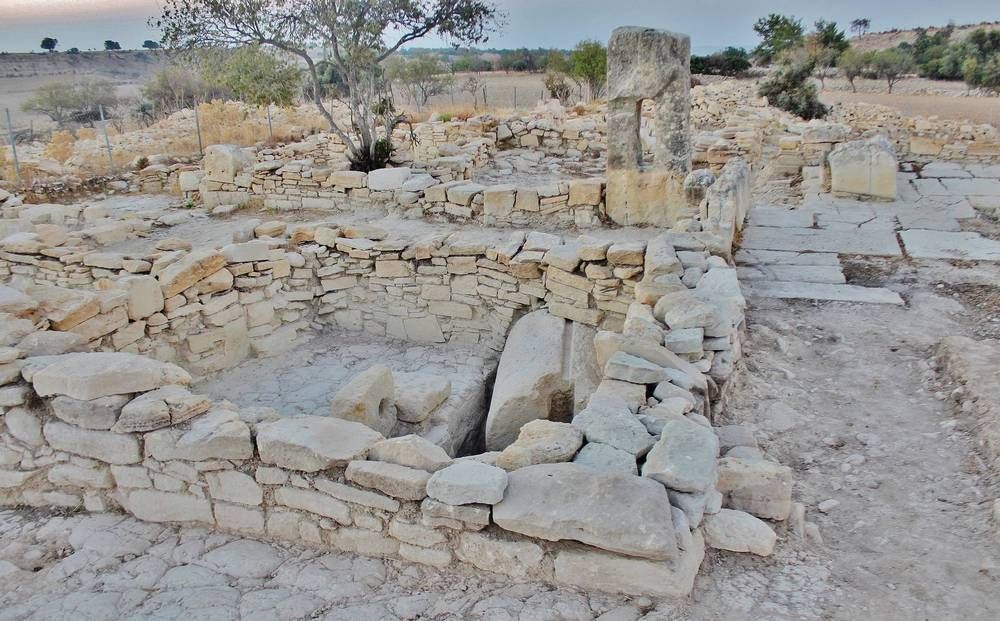 На Кипре найдены плиты с загадочными символами - Вестник Кипра