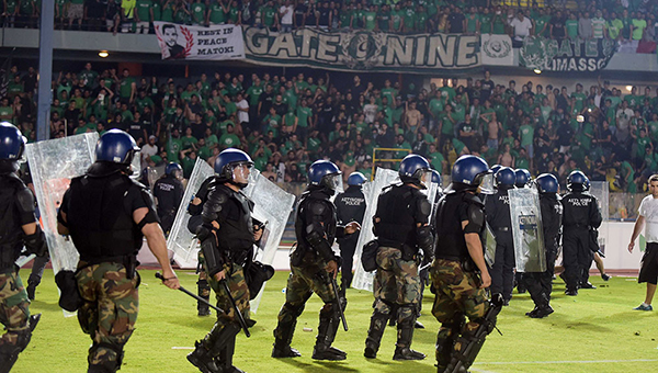 Футбольные фанаты разгромили стадион в Лимассоле: счет 2:1, битые машины и стекла витрин | CypLIVE