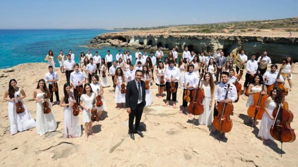 Музыкальный протест у парламента.  Дети из симфонического оркестра Кипра волнуются за свое будущее