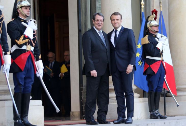 Президент Кипра улетит сегодня в Париж 