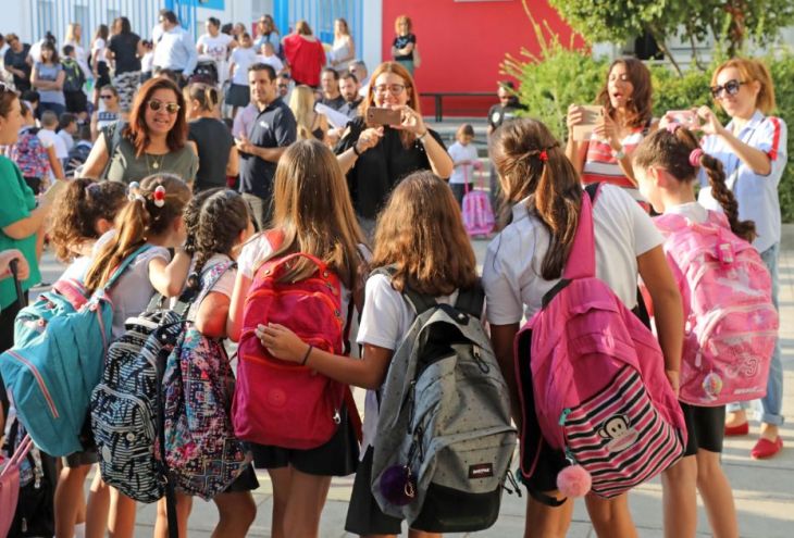 Младших школьников Кипра будут доставлять на автобусах из дома в школы и обратно. Если пилотный проект получится удачным 
