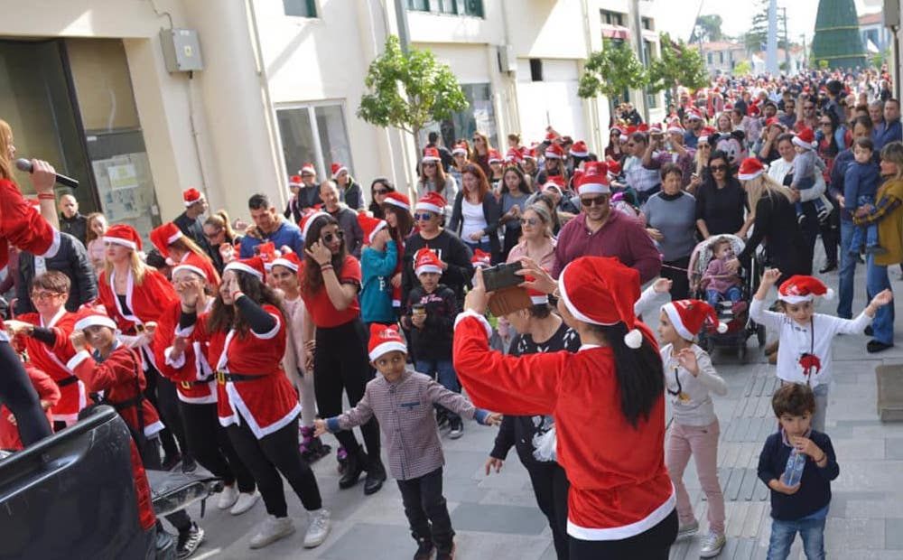 Забег Санта Клаусов в Пафосе - Вестник Кипра