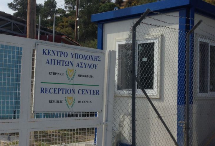 Беженцы из лагеря в Коккинотримифье атаковали кипрских полицейских камнями 