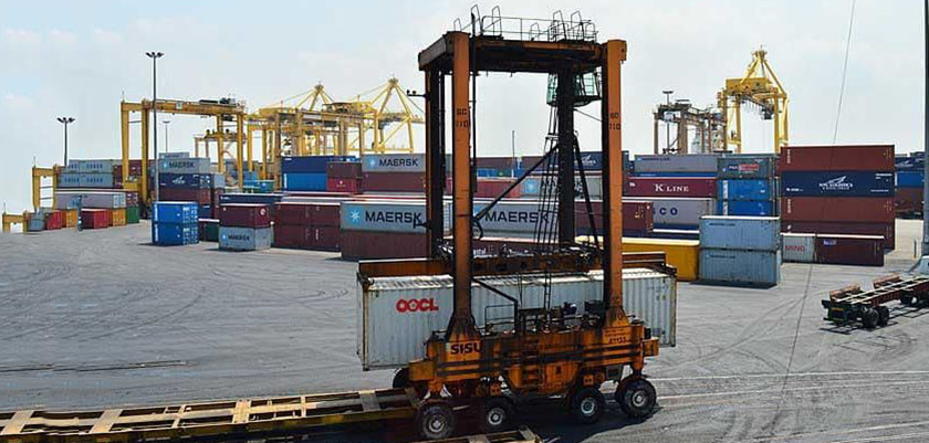 Вчера в порту Лимассола опрокинулся контейнеровоз-погрузчик | CypLIVE