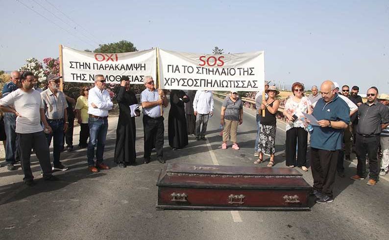 Дорогу к стройке перекрыли гробом - Вестник Кипра