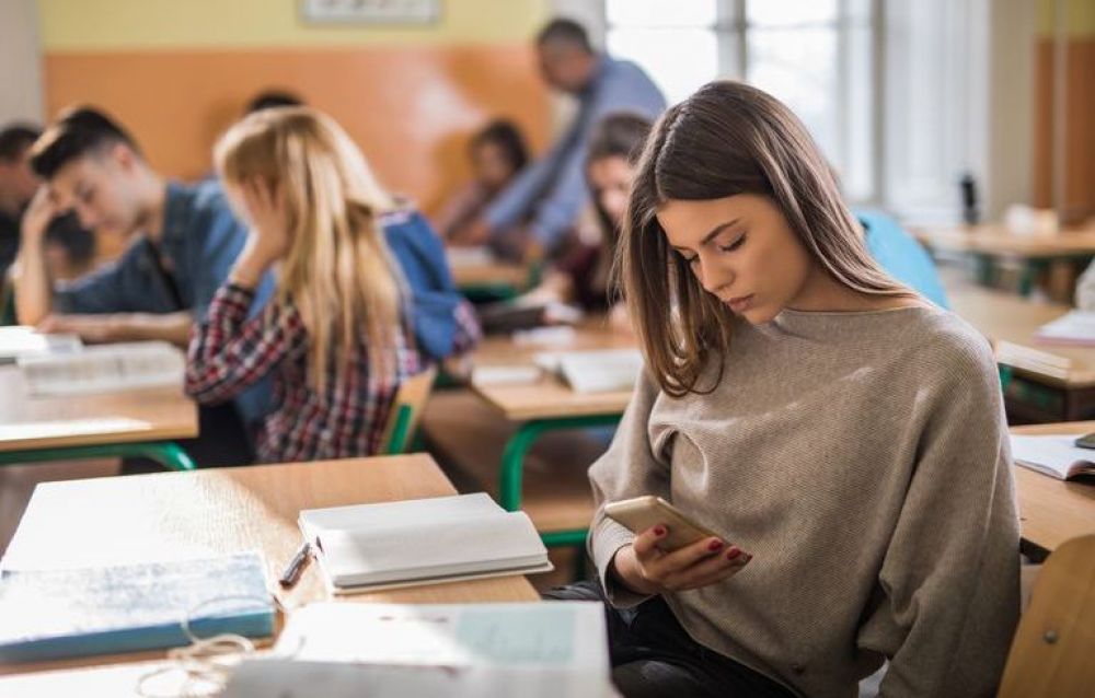 В школу — без телефона - Вестник Кипра