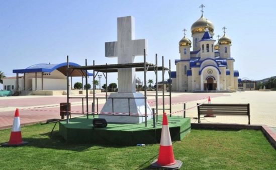 Двухметровый крест у церкви Св. Апостола Андрея - Вестник Кипра