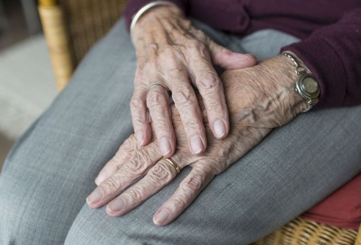 «Сотрудница соцслужбы» обокрала 85-летнюю старушку на 600 евро 