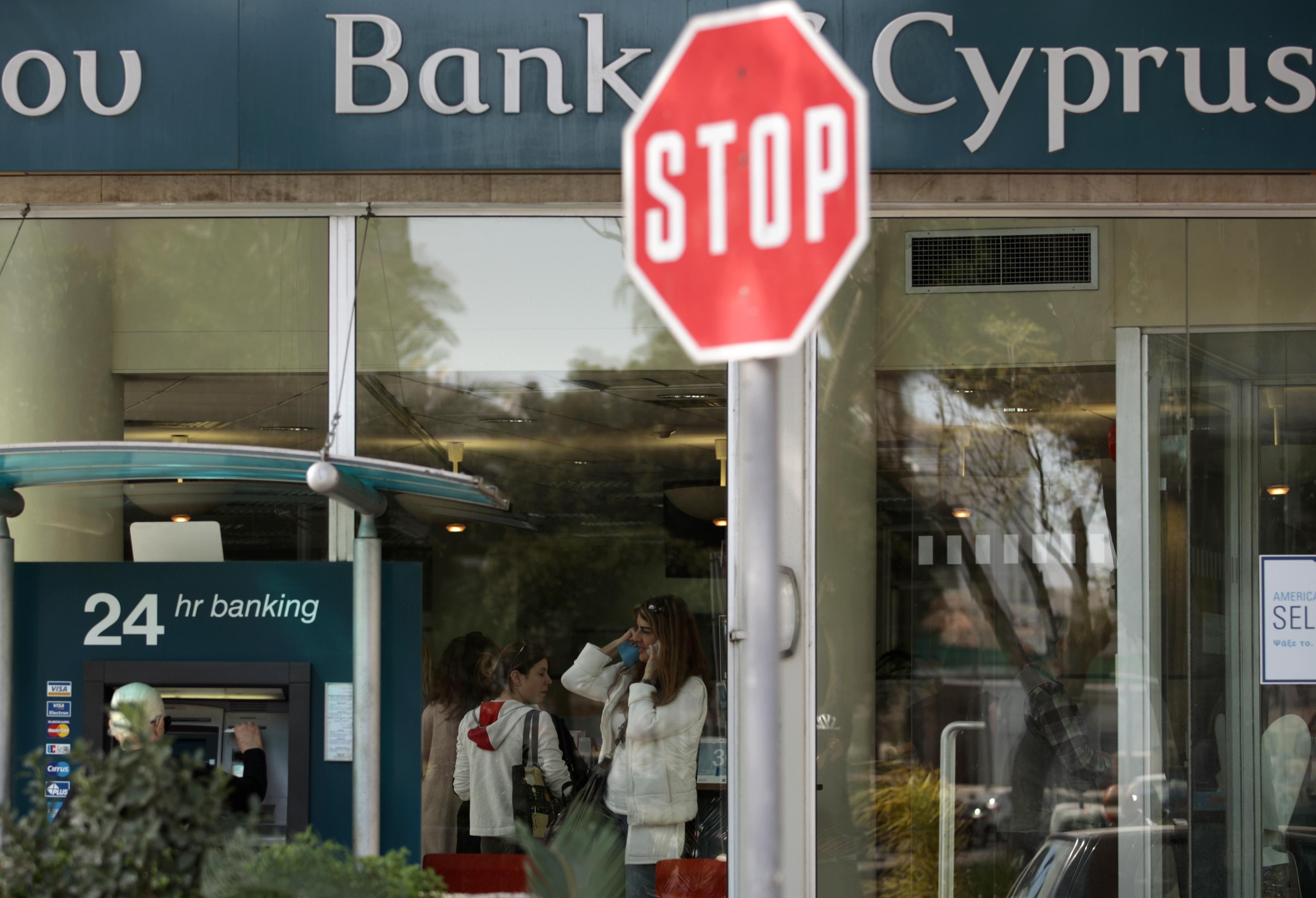 Как США зачищают Кипр от русских денег