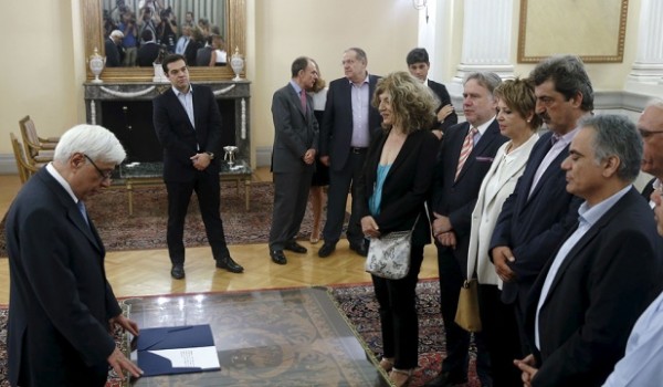 Приняли присягу новые члены правительства Греции - Кипр Информ