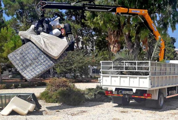 Мэрия Пафоса купила за 90 000 евро спецгрузовик для сбора и вывоза крупногабаритного мусора 