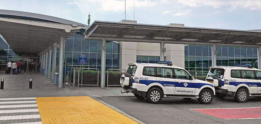 Пьяная россиянка укусила полицейского в аэропорту Ларнаки | CypLIVE