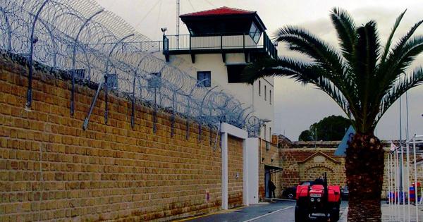 Охранники в тюрьме Кипра используют патрульные автомобили, чтобы прохладиться