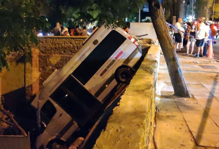 В ров Констанца Венецианских стен Никосии упал микроавтобус (видео) 