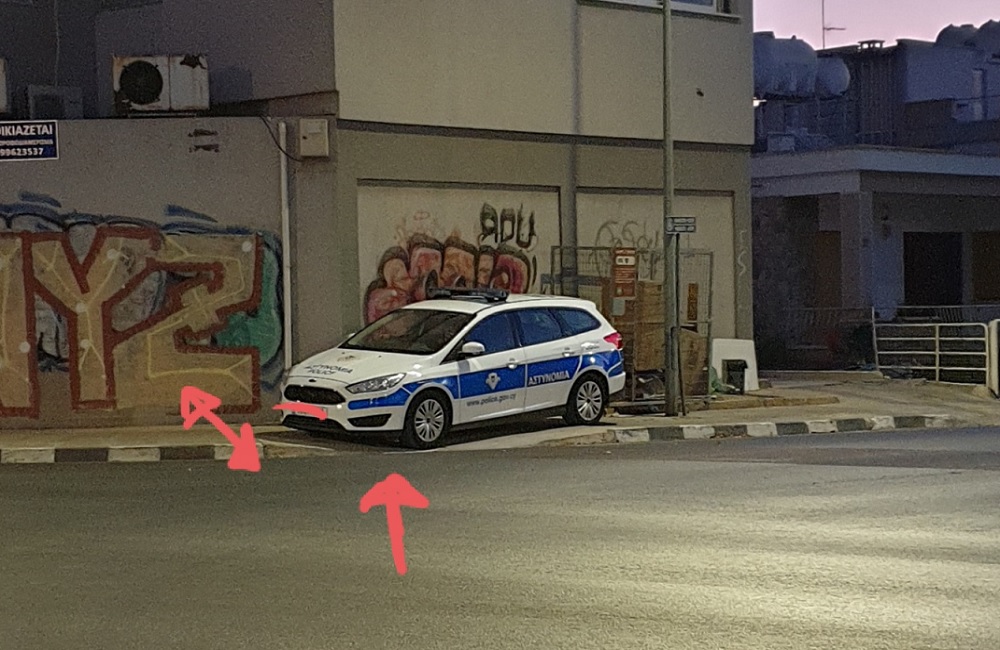 За парковку на тротуаре оштрафуют самих полицейских - Вестник Кипра