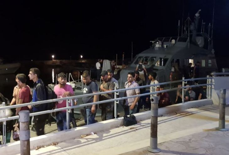 Из Турции на Кипр плывет судно со 120 беженцами 