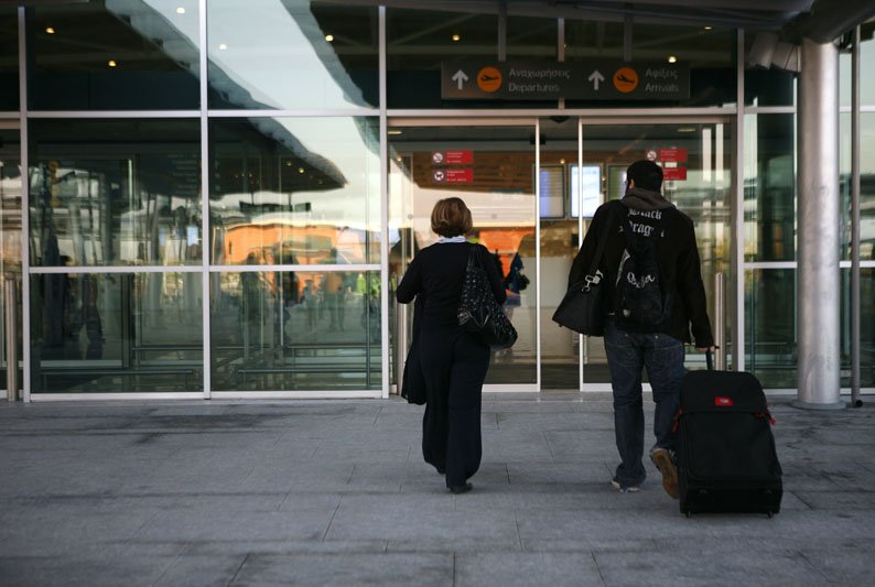 Жителей Кипра призывают ограничить поездки за границу