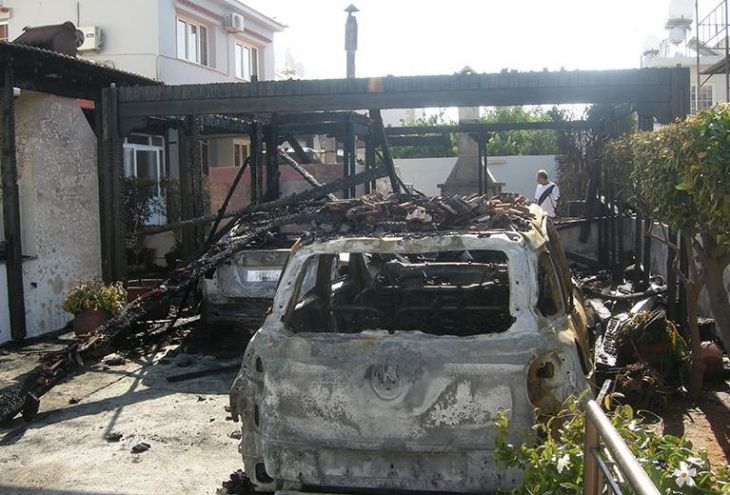 В Ларнаке сожжены два автомобиля 
