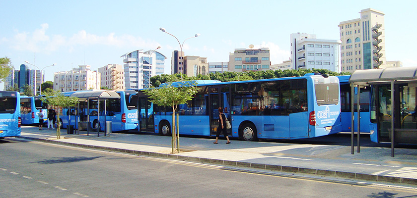 Водитель вернул кипрскому пенсионеру забытые в салоне автобуса 10 тысяч евро | CypLIVE