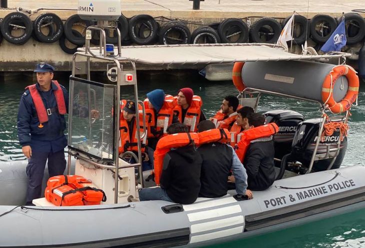 Лодка с 38 беженцами из Сирии все-таки пришвартовалась в Айя-Напе