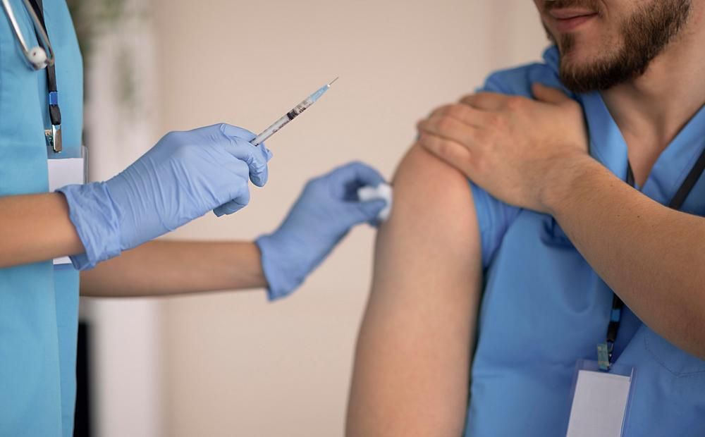 Вакцина от AstraZeneca снова на контроле ЕМА - Вестник Кипра