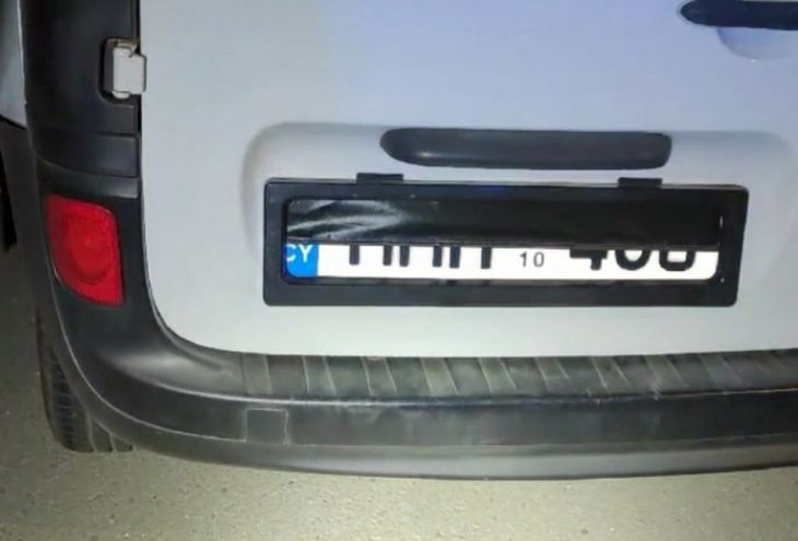 Полиция Кипра конфисковала автомобиль с механизмом, скрывающим номерные знаки. Водителя ждет суд 