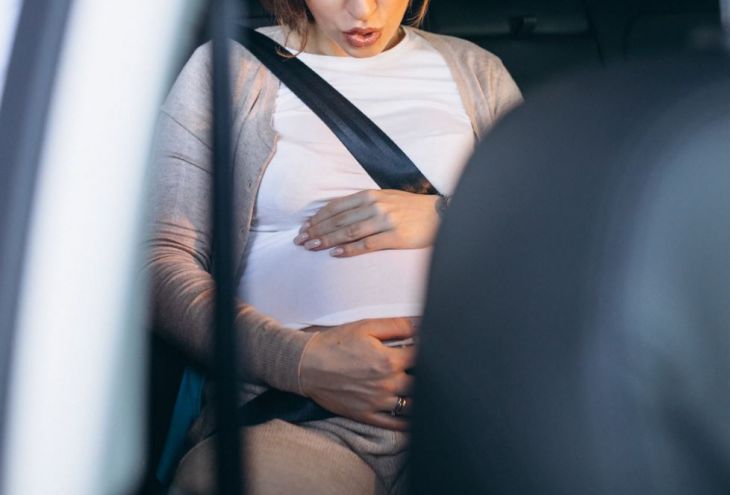 Беременная двойней женщина приехала в роддом в сопровождении полиции Кипра 