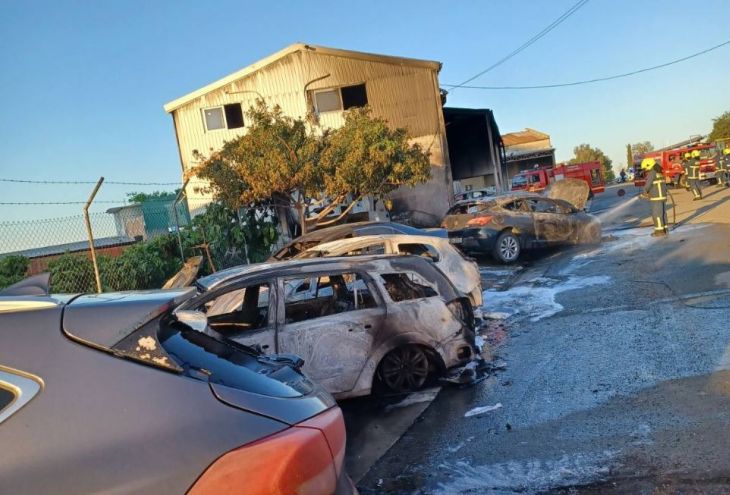 Ранним утром в ремонтной мастерской в Каймакли вспыхнул пожар. Уничтожены 12 автомобилей