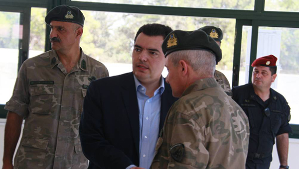 Министр обороны Кипра посетил учебный центр для новобранцев | CypLIVE