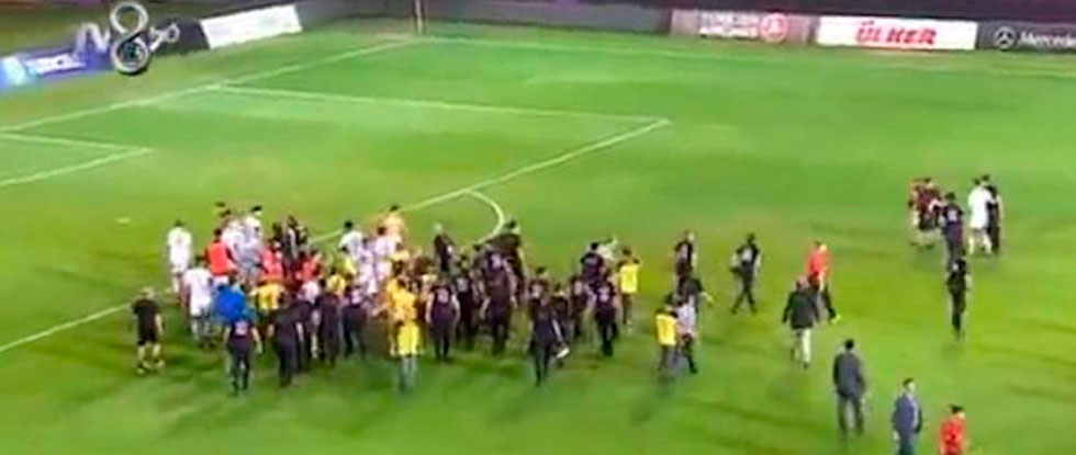 Турецкие и кипрские футболисты устроили драку на поле